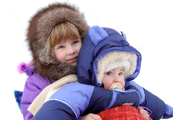 Маленькі діти дуже раді зимі
 - Фото, зображення