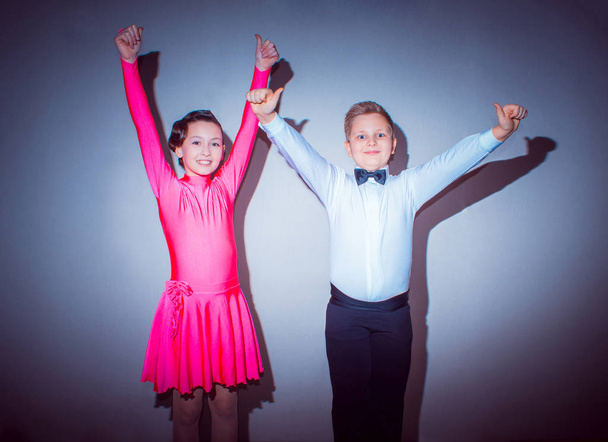 Το νεαρό αγόρι και το κορίτσι που θέτουν στο στούντιο χορού ως νικητές. Η έννοια του χορού - Φωτογραφία, εικόνα