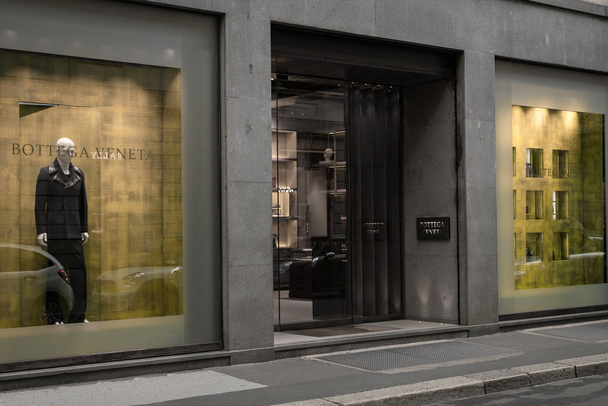 Milan, Italie - 8 octobre 2016 : Fenêtre d'une boutique Bottega Veneta à Milan - région de Xoapoleone, Italie. Quelques jours après la Fashion Week de Milan. Collection Automne Hiver 2017
. - Photo, image