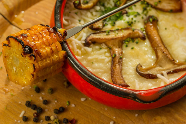 leckeres Gericht mit Mais und Shiitake-Pilzen. - Foto, Bild