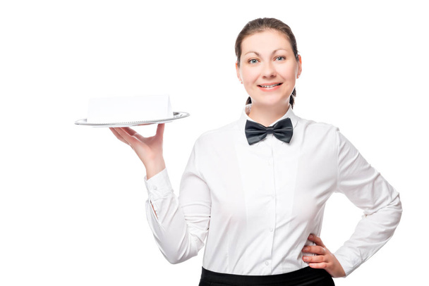 Αυτοπεποίθηση σερβιτόρα με ένα δίσκο σε λευκό φόντο απομονωμένες - Φωτογραφία, εικόνα