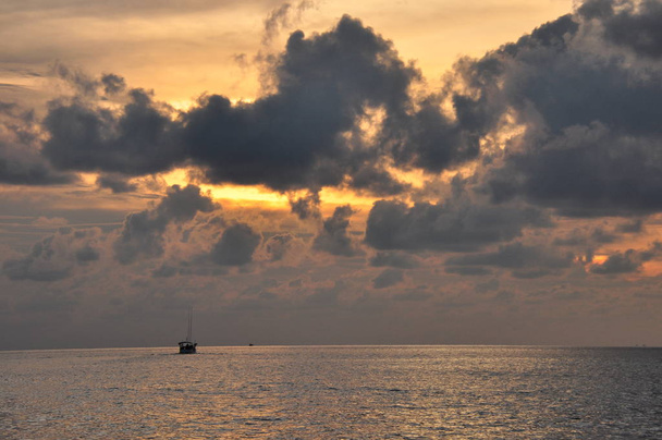 Łodzi na Morzu Jawajskim. Indonezja, zachmurzone niebo. - Zdjęcie, obraz