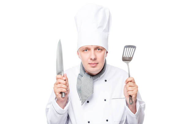 портрет готового шеф-повара с лопатой и острым ножом на белом
  - Фото, изображение