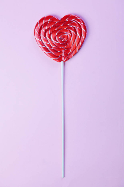 One candy heart shape on pink background - Foto, Imagen