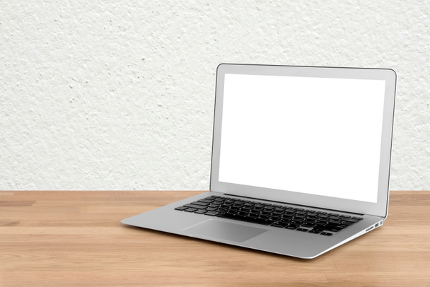 Älykäs moderni kannettava tietokone, jossa tyhjä valkoinen näyttö puupöydällä
 - Valokuva, kuva