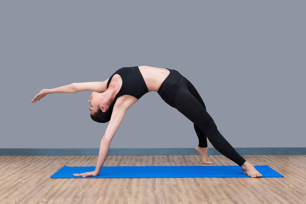 Jeune femme asiatique profiter de pratiquer la pose de yoga
 - Photo, image
