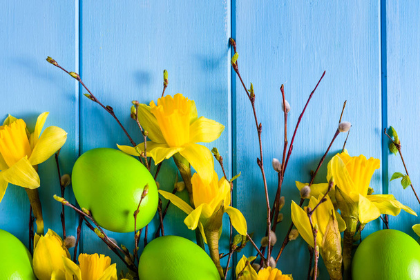Table de Pâques avec œufs et jonquilles, fond de printemps
 - Photo, image