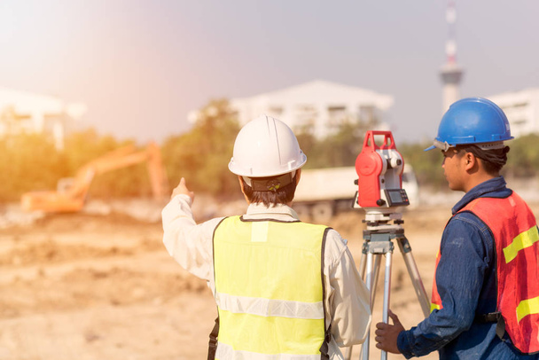 Інженер-будівельник з претендентом на перевірку будівельного майданчика для нового інфраструктурного будівництва
 - Фото, зображення