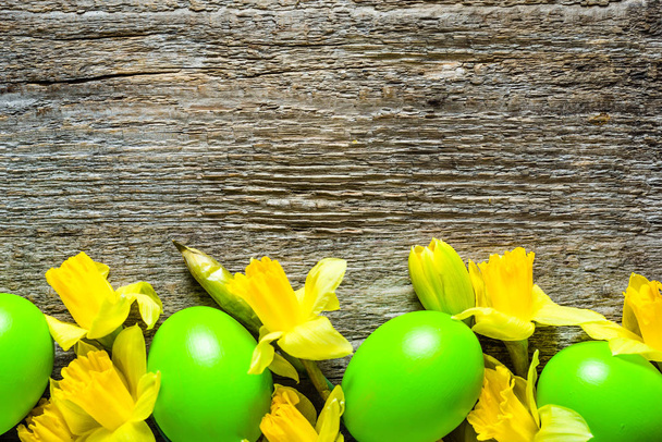 Daffodils and eggs, easter background - Fotoğraf, Görsel