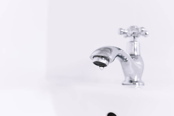 Grifo de agua gota de agua limpia Lavabo de baño
 - Foto, imagen