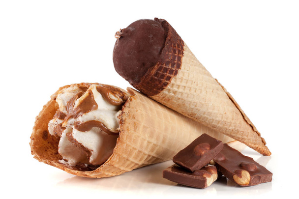 deux cônes de crème glacée avec barre de chocolat fond blanc isolé
 - Photo, image