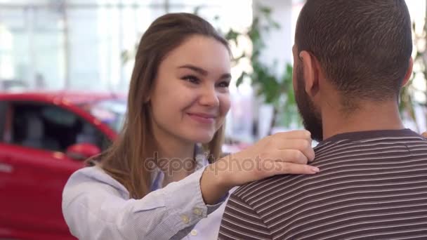 Dziewczyna przytula jej chłopak na dealerskiej - Materiał filmowy, wideo