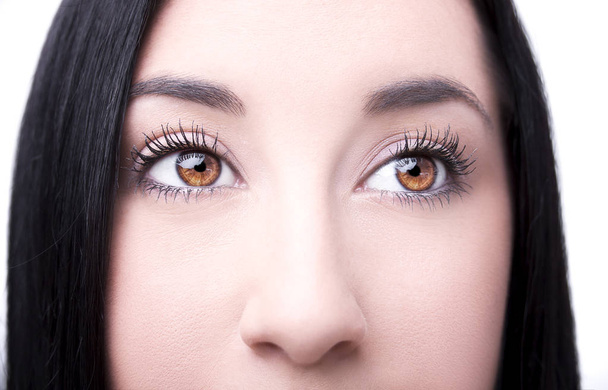 Красивый проницательный взгляд карие глаза женщины - Фото, изображение
