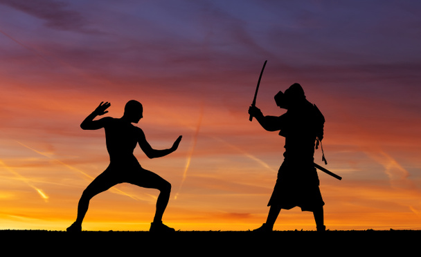 Siluety dvou samurajů v duelu.  - Fotografie, Obrázek