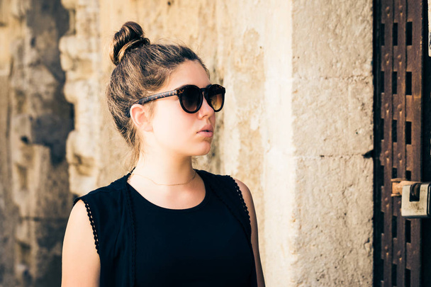 Portrait d'une jolie adolescente en lunettes de soleil
 - Photo, image