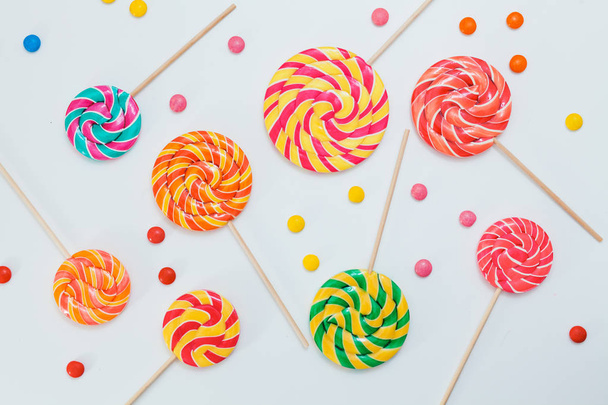 Pattern sweet lollipops, candy on white background, top view fla - Foto, afbeelding