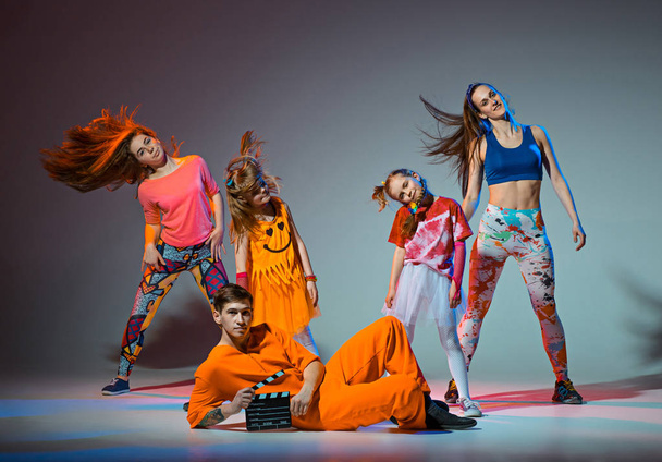 Group of man, woman and teens dancing hip hop choreography - Foto, afbeelding