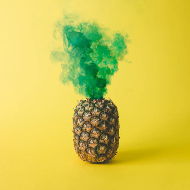 Ananas met groene rook  - Foto, afbeelding