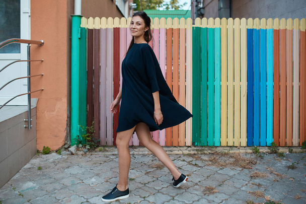 Mode hübsche Frau zu Fuß durch die Straßen der Altstadt - Foto, Bild