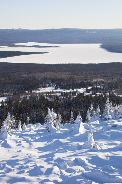 Vista do lago da gama montesa Zyuratkul, paisagem de inverno. Fo...
 - Foto, Imagem