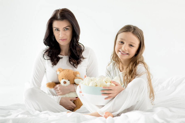 Figlia e madre con marshmallow
 - Foto, immagini
