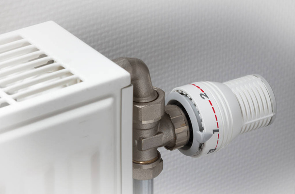 Pomo de temperatura del radiador de calefacción, usado y polvoriento
 - Foto, imagen