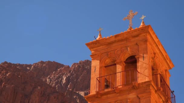 Sobre el fondo de las montañas el campanario en el monasterio de Santa Catalina
 - Metraje, vídeo