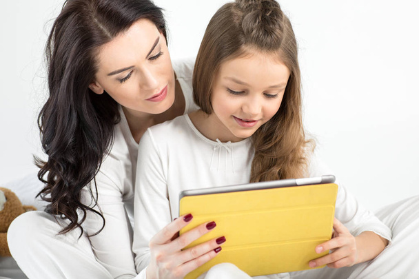 Mother and daughter with digital tablet  - Photo, Image
