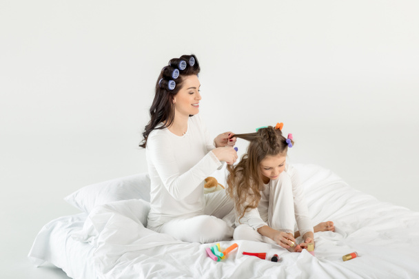 Mother and daughter in curlers  - Foto, Bild