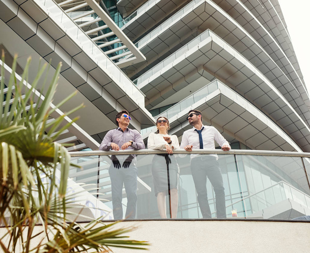 uomini d'affari sul balcone di business building
 - Foto, immagini