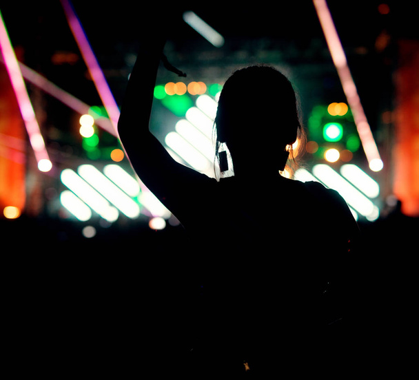 silhouette donna sul festival musicale
 - Foto, immagini