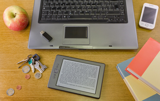 Área de trabalho com Notebook e outros objetos
 - Foto, Imagem