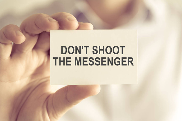 Empresario sosteniendo a DONT le disparó a la tarjeta de mensaje MESSENGER
 - Foto, Imagen