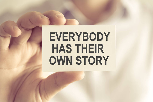 Επιχειρηματίας που κρατά ο καθένας έχει τη δική τους ιστορία μήνυμα κάρτα - Φωτογραφία, εικόνα