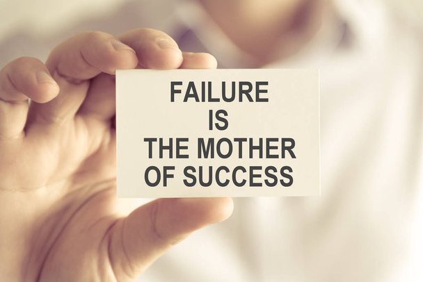Επιχειρηματίας που κατέχουν κάρτα μήνυμα αποτυχία είναι η μητέρα της επιτυχίας - Φωτογραφία, εικόνα