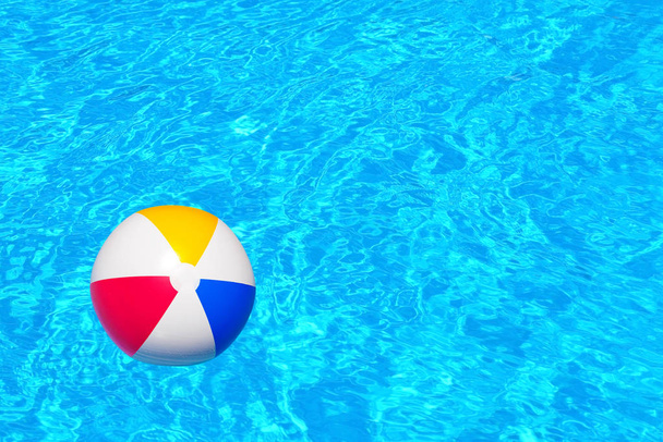 Yüzme havuzunda yüzen renkli şişme top - Fotoğraf, Görsel
