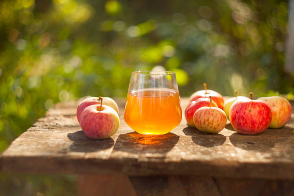 Delicioso suco de maçã fresco espremido em vidro transparente - Foto, Imagem
