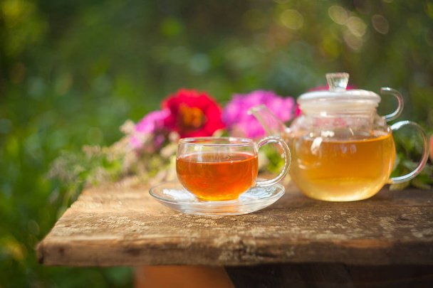Зеленый чай в красивой чашке - Фото, изображение