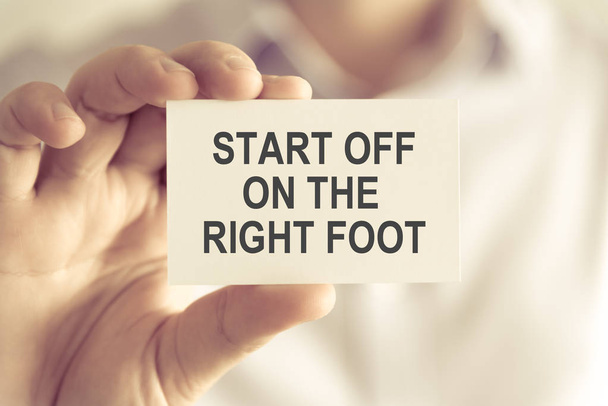 Empresario sosteniendo START OFF en la tarjeta de mensaje del pie derecho
 - Foto, imagen