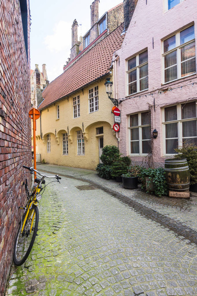 Arquitectura de la calle bici de la ciudad de Brujas en Begium
 - Foto, Imagen