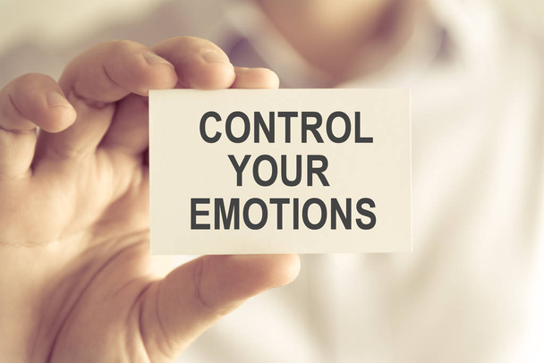 Бізнесмен тримає вашу поштову картку CONTROL EMOTIONS
 - Фото, зображення