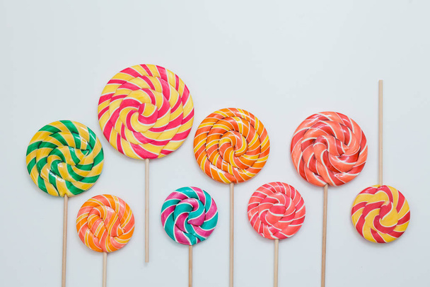 Denk verschillen concept. Lollipop zoete karamel snoep kopie ruimte - Foto, afbeelding