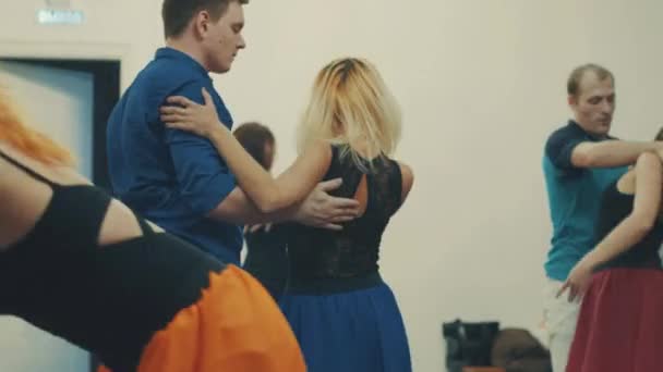 Ανθρώπους να χορεύουν στην αίθουσα - Πλάνα, βίντεο