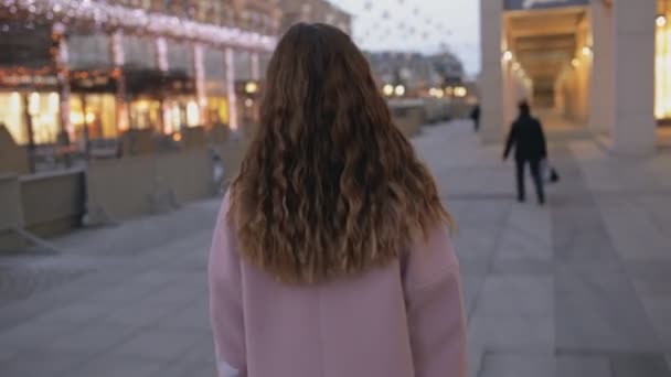 Γυναίκα το περπάτημα στην πόλη τη νύχτα του χρόνου - Πλάνα, βίντεο