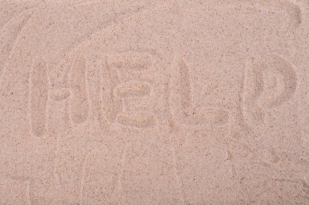 die Inschrift auf dem Sand hilft, Nahaufnahme - Foto, Bild