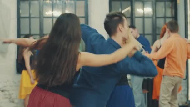 Ανθρώπους να χορεύουν στην αίθουσα - Πλάνα, βίντεο