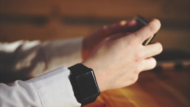 Detailní záběr záběr podnikání Zenske rukou, který využívá chytrého telefonu a chytré hodinky - Záběry, video