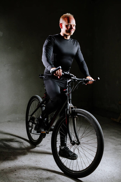 κύκλος άνθρωπος με ποδήλατο σε εσωτερικούς χώρους - Φωτογραφία, εικόνα