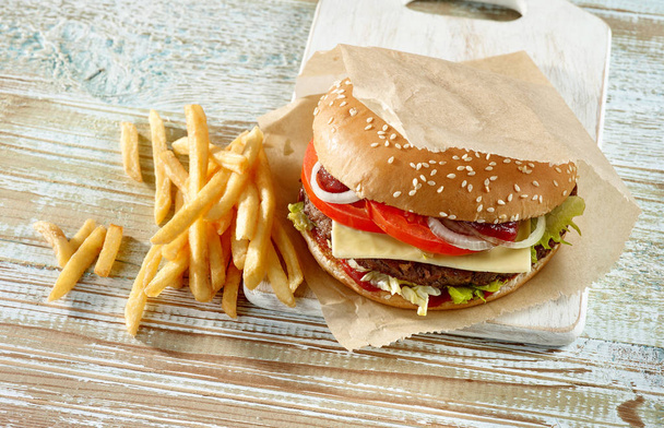 Frischer leckerer Burger - Foto, Bild