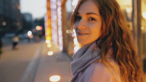 Frau geht nachts in der Stadt spazieren - Filmmaterial, Video